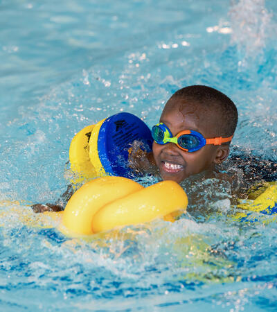 Sidcot Early Years pupil swimming in Sidcot's pool
