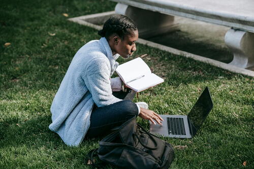 student researching how to write a ucas personal statement